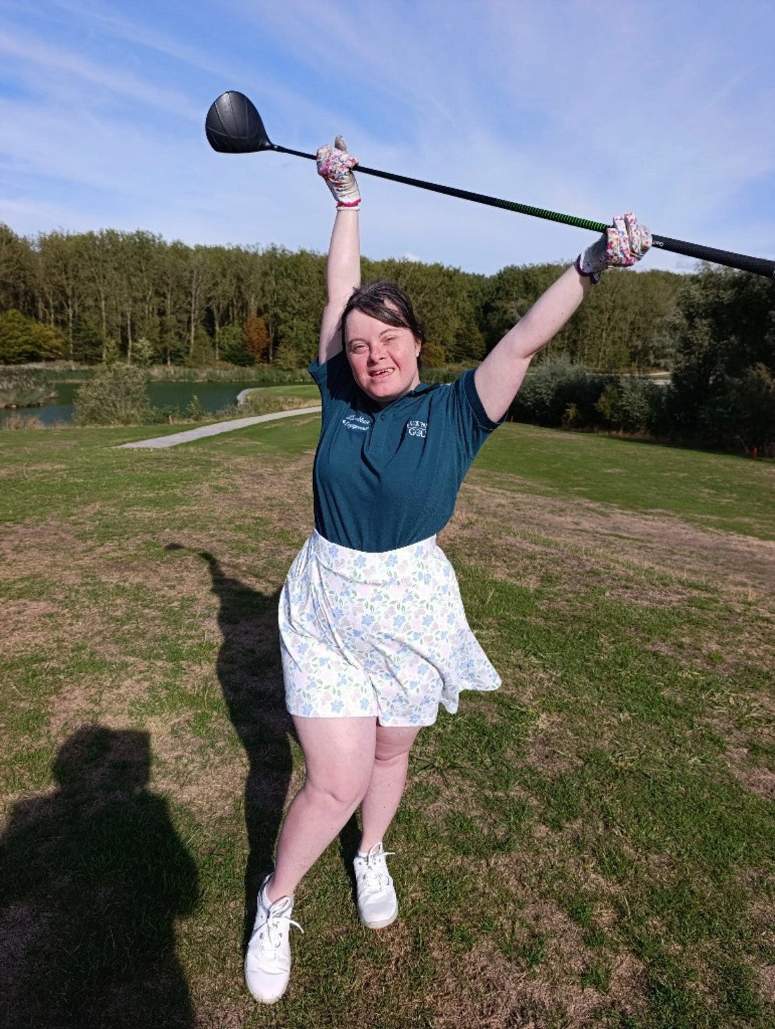 Nathalie Habranc, joueuse de paragolf, sur un parcours de golf avec son polo JPJG La Noblesse de l'engagement